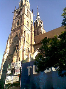 Werbung in Nürnberg an der Kirche
