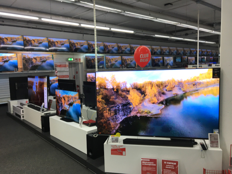 Drohnenvideo auf TV-Monitoren im MediaMarkt